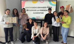 Estudiantes presentan los envases que elaboraron como parte de su proyecto.