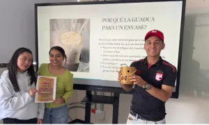 Estudiantes mostrando sus prototipos de envases.