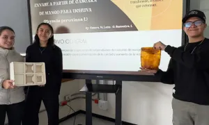 Estudiantes mostrando sus prototipos de envases.