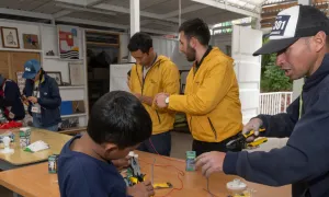 Agentes sociales realizan un taller práctico con niños y adultos de la comunidad.