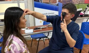 Estudiante realiza examen visual