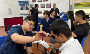 Grupo de estudiantes realiza examen visual
