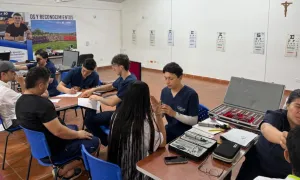 Grupo de estudiantes realiza examen visual