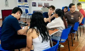 Grupo de estudiantes realiza examen visual
