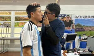 Estudiante realiza examen visual