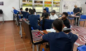 Grupo de estudiantes realiza examen visual