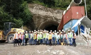 Docente y estudiantes del programa de Ingeniería 