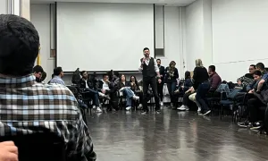 Jimmy Vásquez en ejercicio de expresión corporal