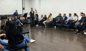 Jimmy Vásquez en ejercicio de expresión corporal