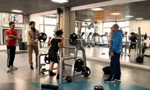 Joven ejercitándose