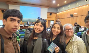 Grupo de estudiantes y docente