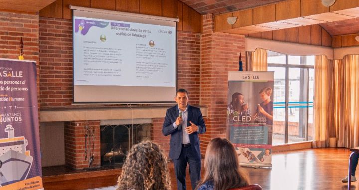 Docente impartiendo clase con excelencia