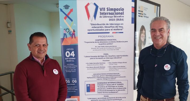 Personas liderando un proyecto educativo