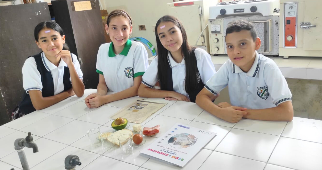 Docente impartiendo clase con excelencia