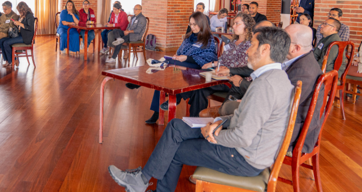 Docente impartiendo clase con excelencia