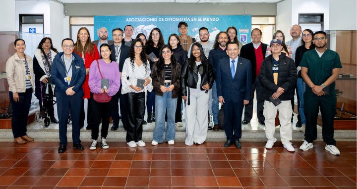 Personas colaborando en actividades de donación y causas sociales