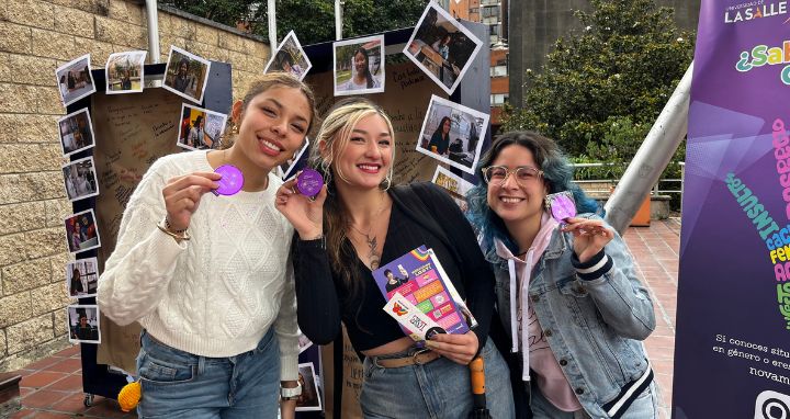 Grupo de tres estudiantes participando en actividad de orientación