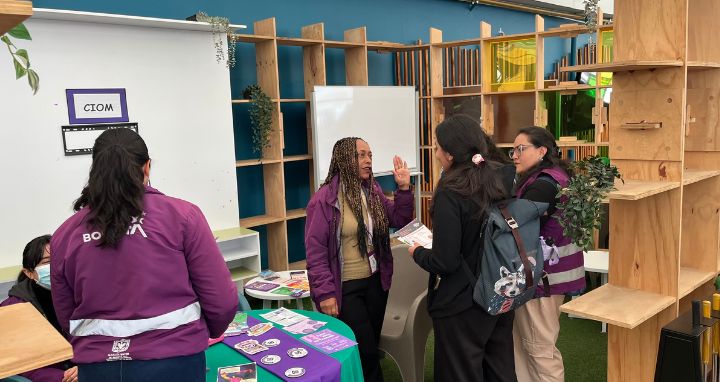 Grupo personas de la secretaría distrital de Bogotá exponiendo información a estudiantes