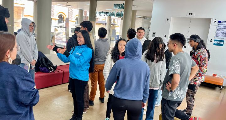 Grupo de estudiantes junto con gestores de bienestar en el ágora