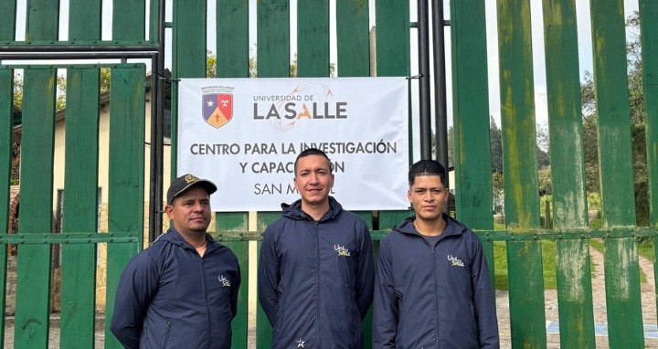 Equipo de trabajo del CIC San Miguel posando en las instalaciones