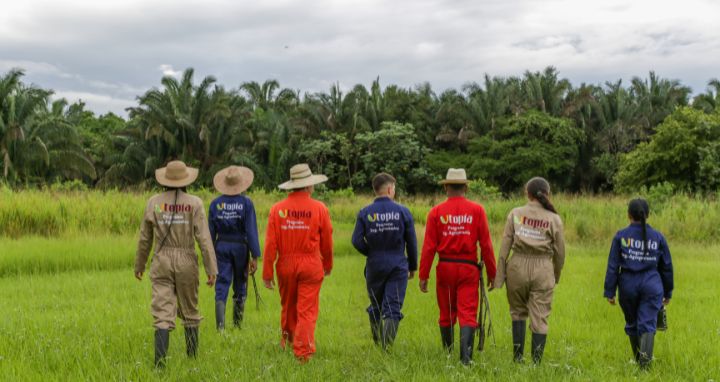 Jóvenes de Utopía caminando