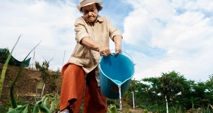 Persona realizando labores agrícolas en un territorio rural de Colombia