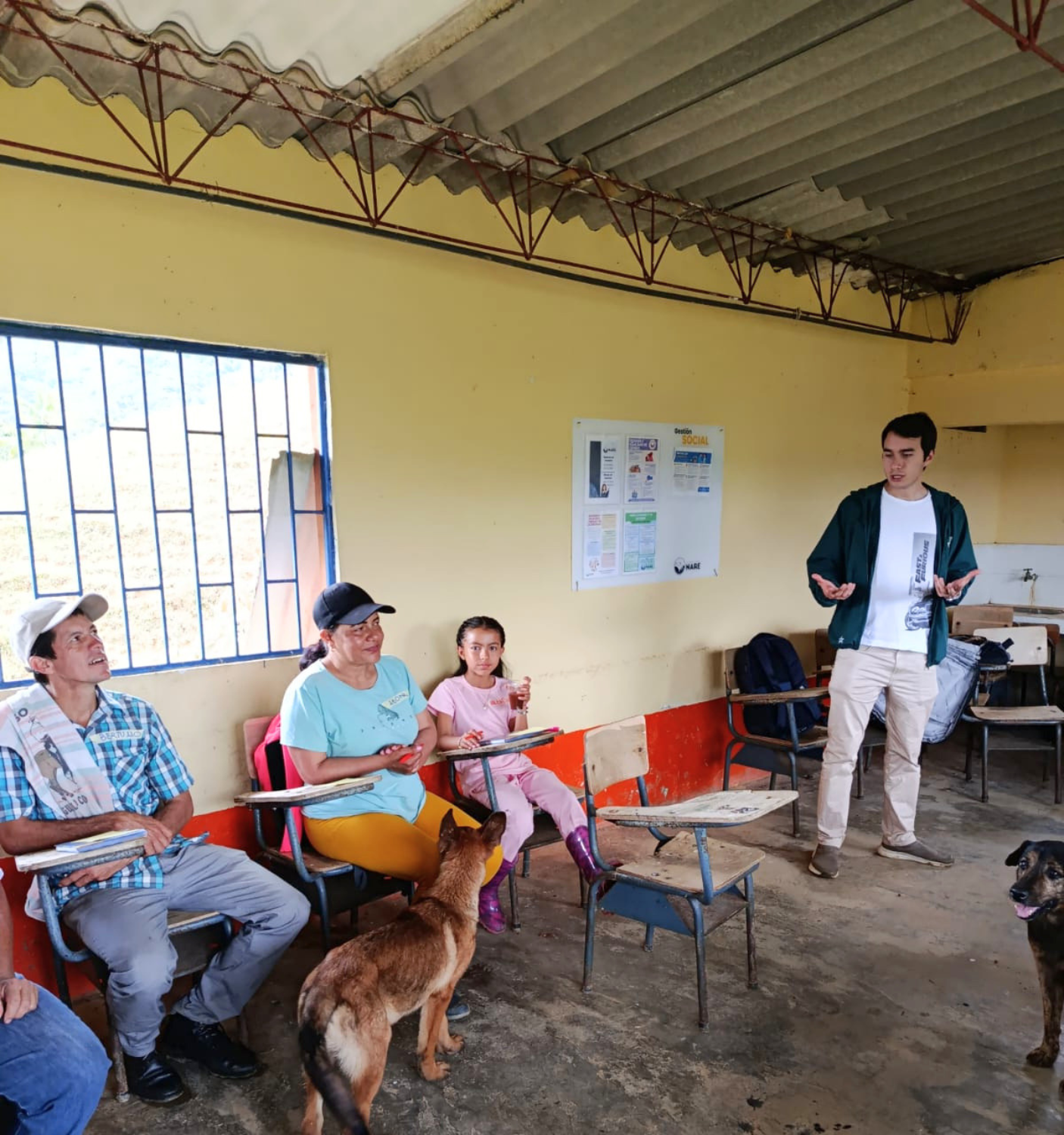 Personas trabajando en un cultivo rural