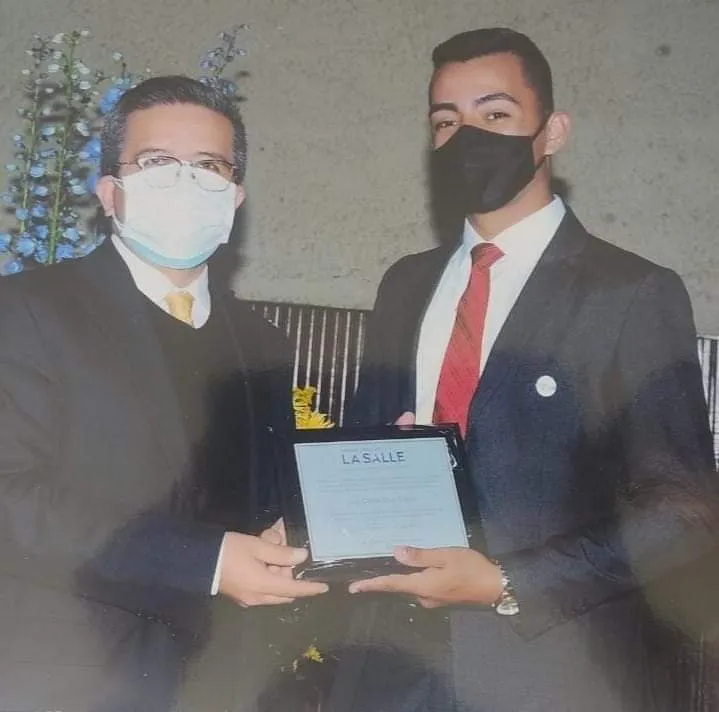 Estudiante Juan Carlos Abril recibe placa por mejor promedio de Contaduría...
