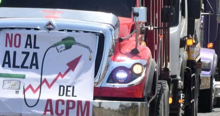 Transportadores bloquean vías, aumento del ACPM en debate