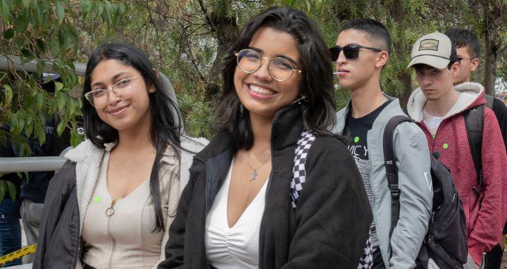 Estudiante mujer en primer plano sonriendo