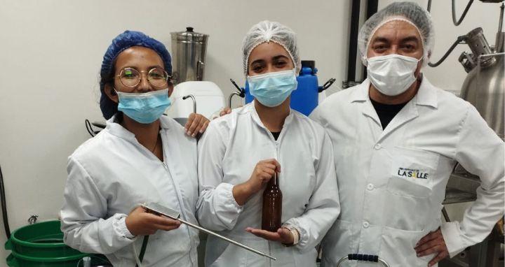 Estudiantes de ingeniería de alimentos preparando cerveza artesanal