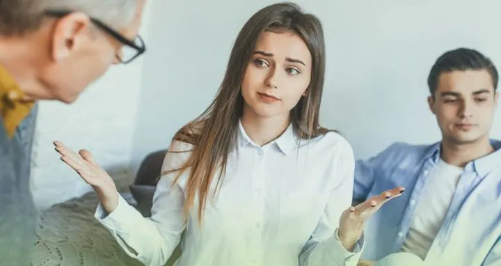 Dos hombres y una mujer dialogando