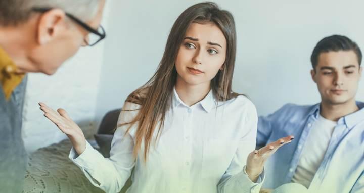 Dos hombres y una mujer dialogando