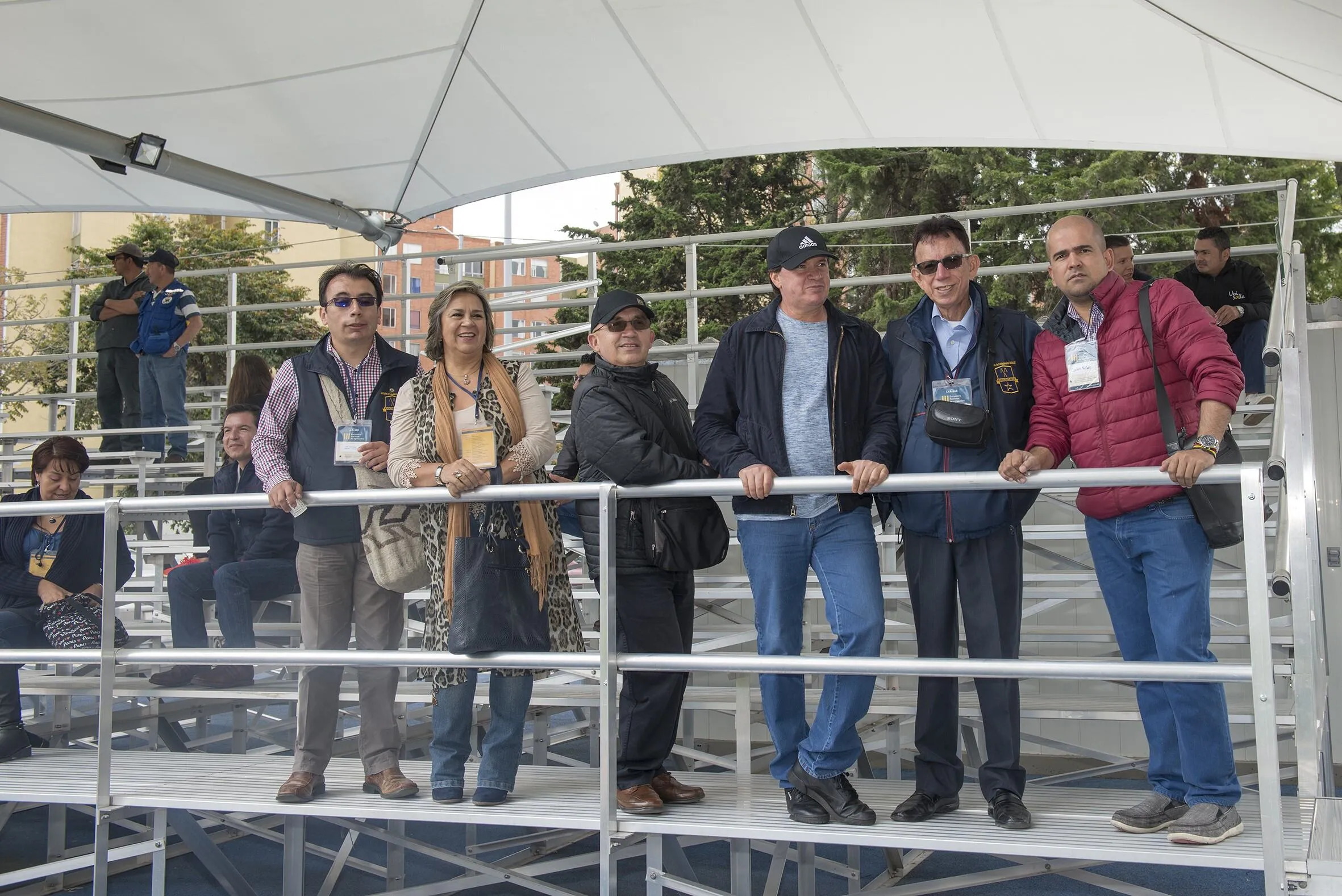 Grupo de egresados de la universidad