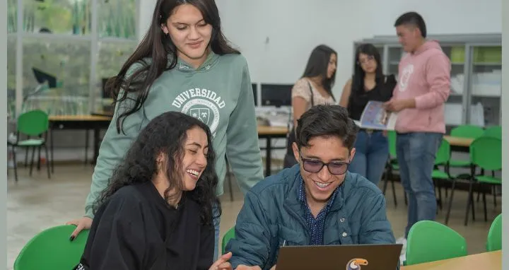 Jóvenes estudiando en la biblioteca