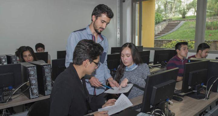 Jóvenes estudiantes de la feeds