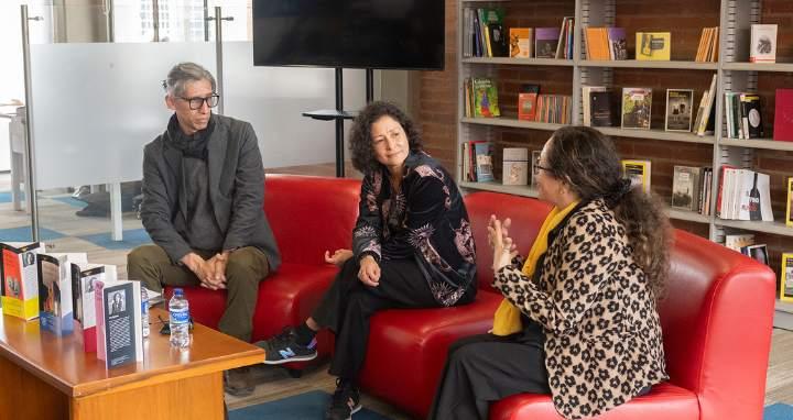 Tres docentes dialogando