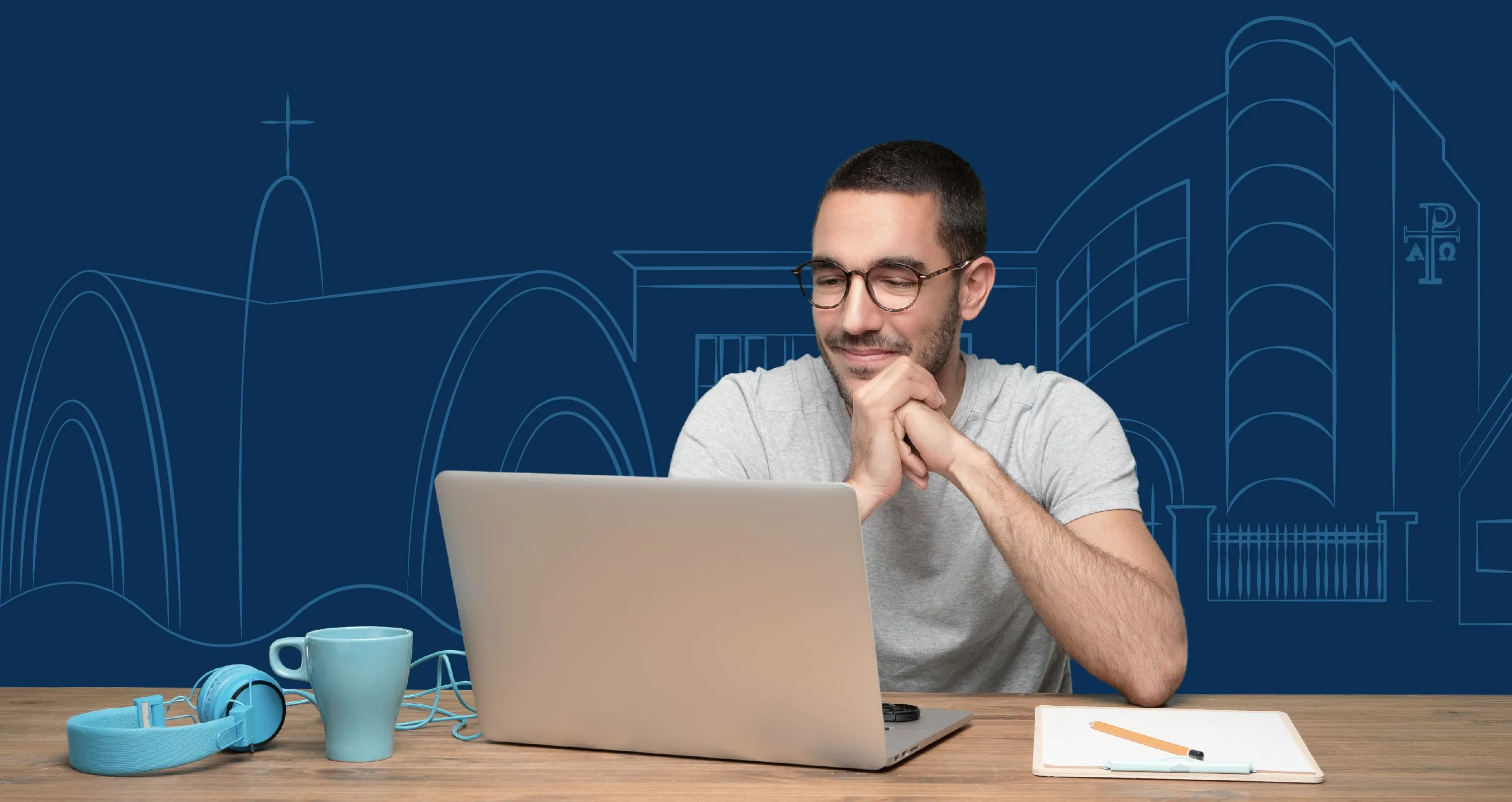Joven frente a un computador portatil