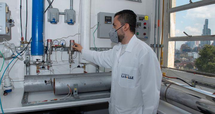 Joven en un laboratorio