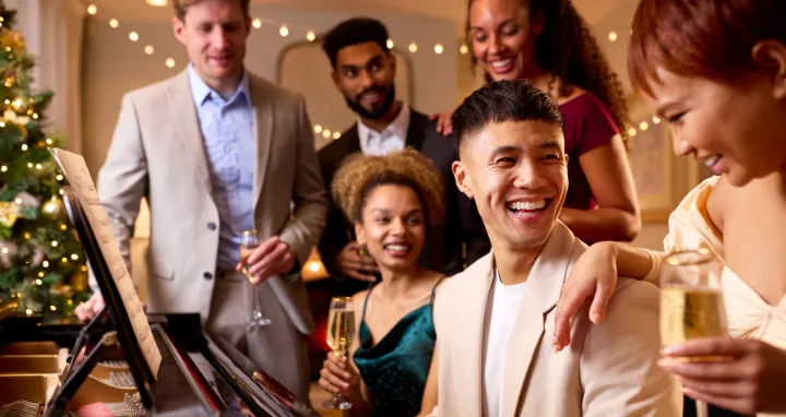 Personas celebrando año nuevo