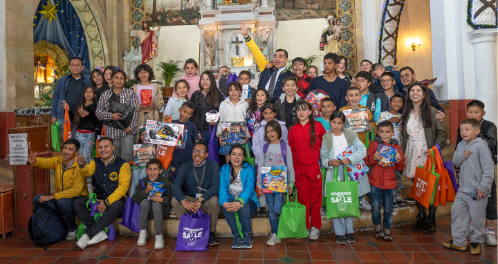 Entrega regalos a niños, barrio Egipto 