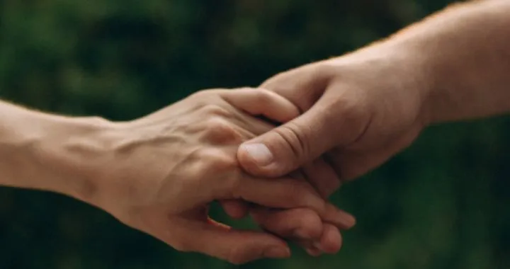 Dos manos estrechándose dando ayuda