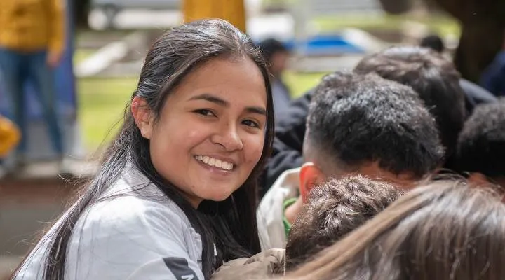 Joven lasallista sonriendo 