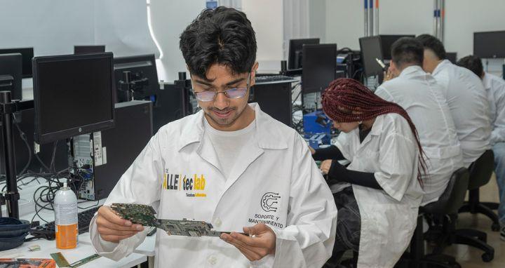 Estudiantes en un laboratorio 