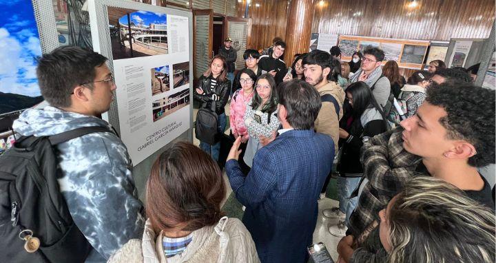 Grupo de jovenes observando cartel con infraestructura