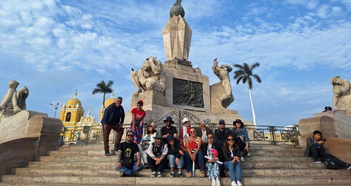 Un grupo de personas posa para una foto frente a un monumento