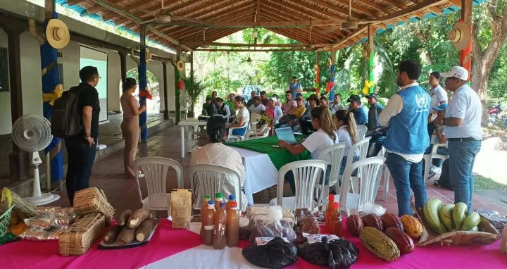 grupo de personas reunidas recibiendo información