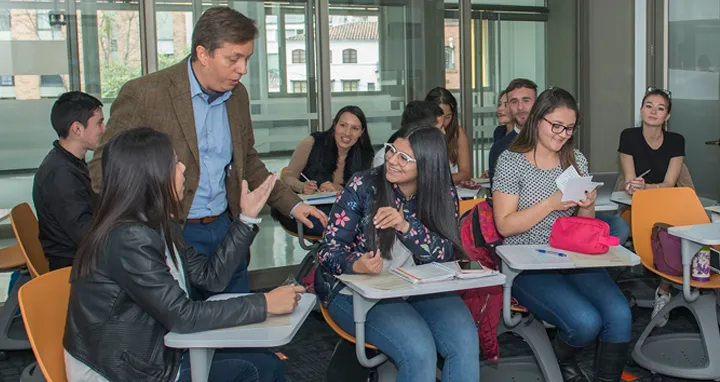Estudiantes en aula de clase