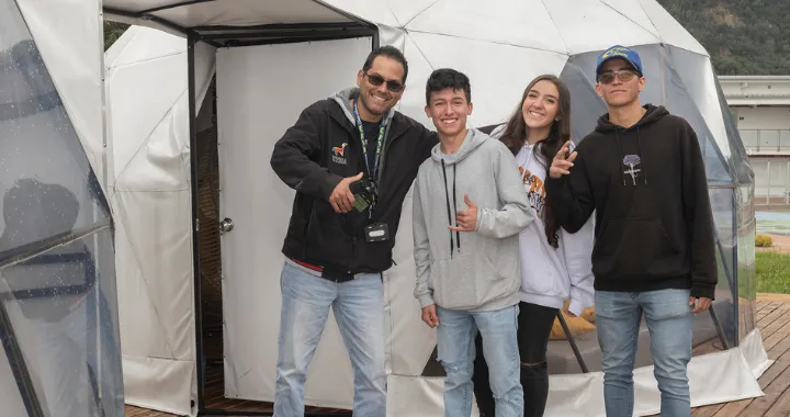 Docente y estudiantes lasallistas