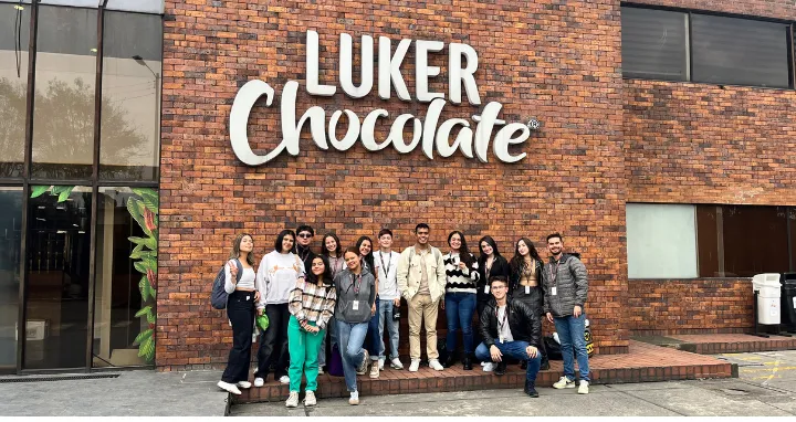 Estudiantes y docente en Casa Luker